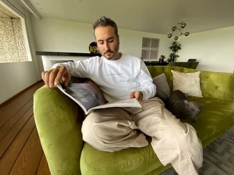 Leer una buena revista es siempre una buena idea para combatir el aburrimiento y mantener la mente entretenida.