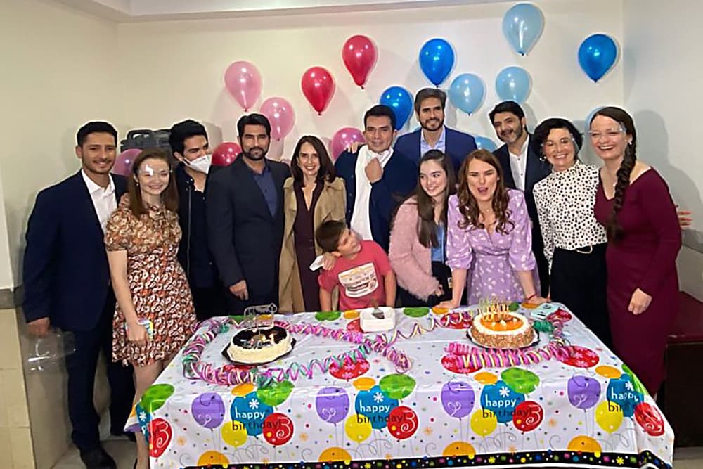 "Tienes que aguantarte, ni modo, el médico te da medicinas para el dolor, pero
<b> <a href="https://www.univision.com/famosos/jorge-salinas-lleva-27-anos-viviendo-con-dolor-y-tiene-una-razon-para-no-buscar-alivio-fotos" target="_blank">el dolor no cesa</a></b>, ahí está constante, latente", platicó.
<br>