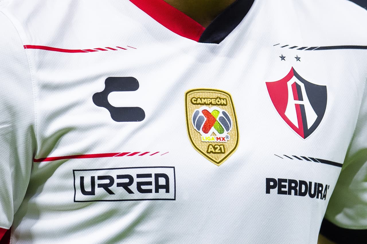 Los jugadores del Atlas lucieron el parche de campeón vigente.