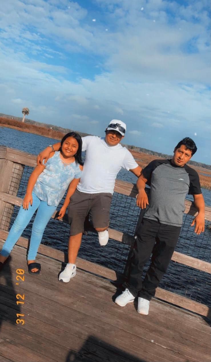 Flor Gonzalez dijo, “él me llamó y me dijo ‘me dispararon, me dispararon, por favor ven’, fue lo único que me dijo, y yo escuché como si se estuviera ahogando, yo salí corriendo pero no llegué, no alcancé a hablar con él”.