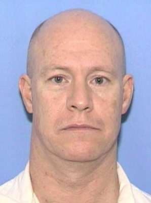 En el 1984, Charles Edwin Klein fue condenado por abusar sexualmente a una niña de 11 años en Irving . La oficina del alguacil del condado Dallas emitió una orden de arresto en su contra en octubre del 2007 por no registrarse como un ofensor sexual.