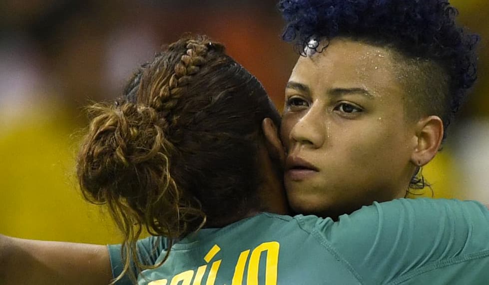 La jugador brasileña de balonmano Tamires Lima de Araujo alejó el pelo de su cara con ayuda de un par de trenzas, que venían desde el frente. Unió ambas en una especie de recogido por detrás. 
<br>