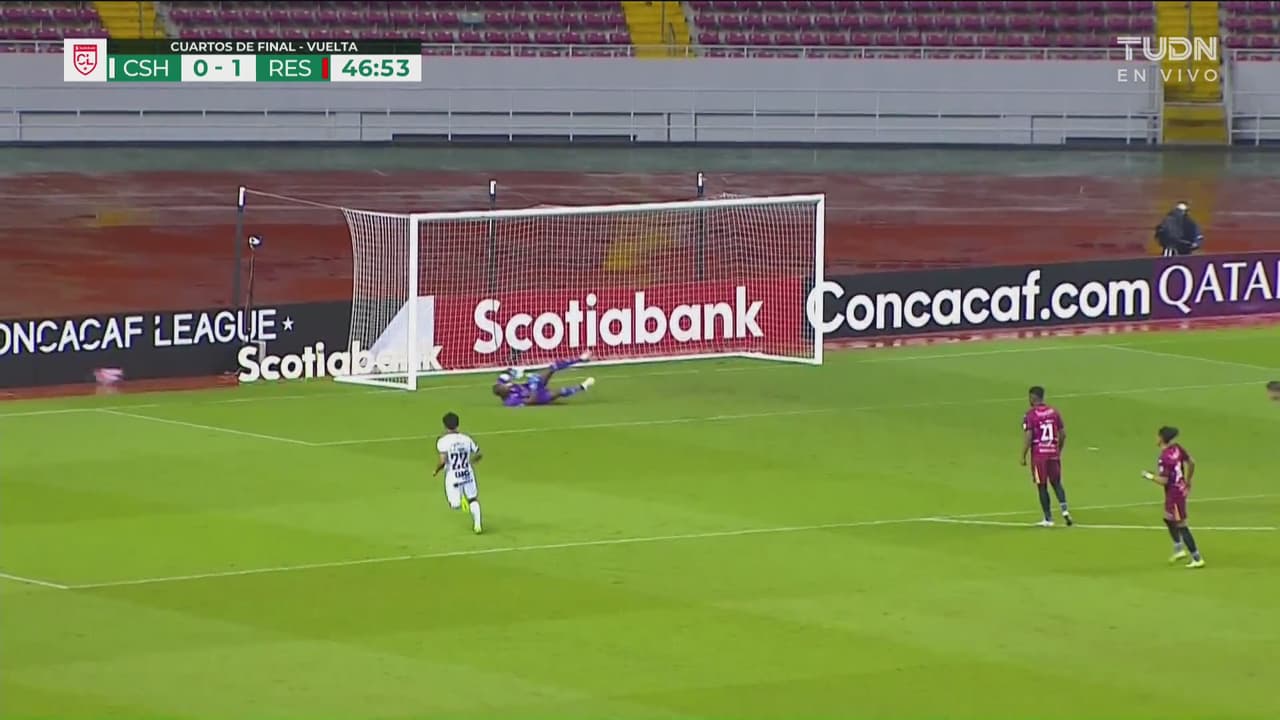 ¡Insiste Herediano! Ruíz intenta de larga distancia y pasa por un lado