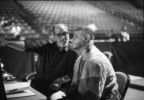 Farruko súper atento en los ensayos de Premio Lo Nuestro. Quiere que todo quede perfecto.