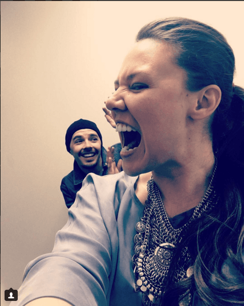 ¡Joy se lo quiere comer! Que alguien alimente a esta chica.