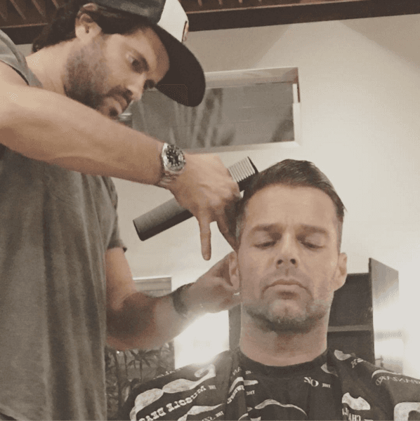 Ricky Martin no pierde el tiempo y cuando puede se echa una manita de gato.