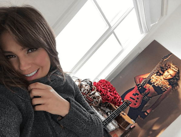 Thalía publicó esta imagen en la que presume una imagen súper noventera.