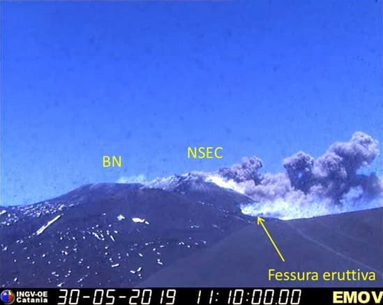 “Continúa, en cambio, en modo sostenido, la actividad producida por dos grietas abiertas al noreste y sureste del Cráter del Nuevo Sudeste”, detalló el INGV.