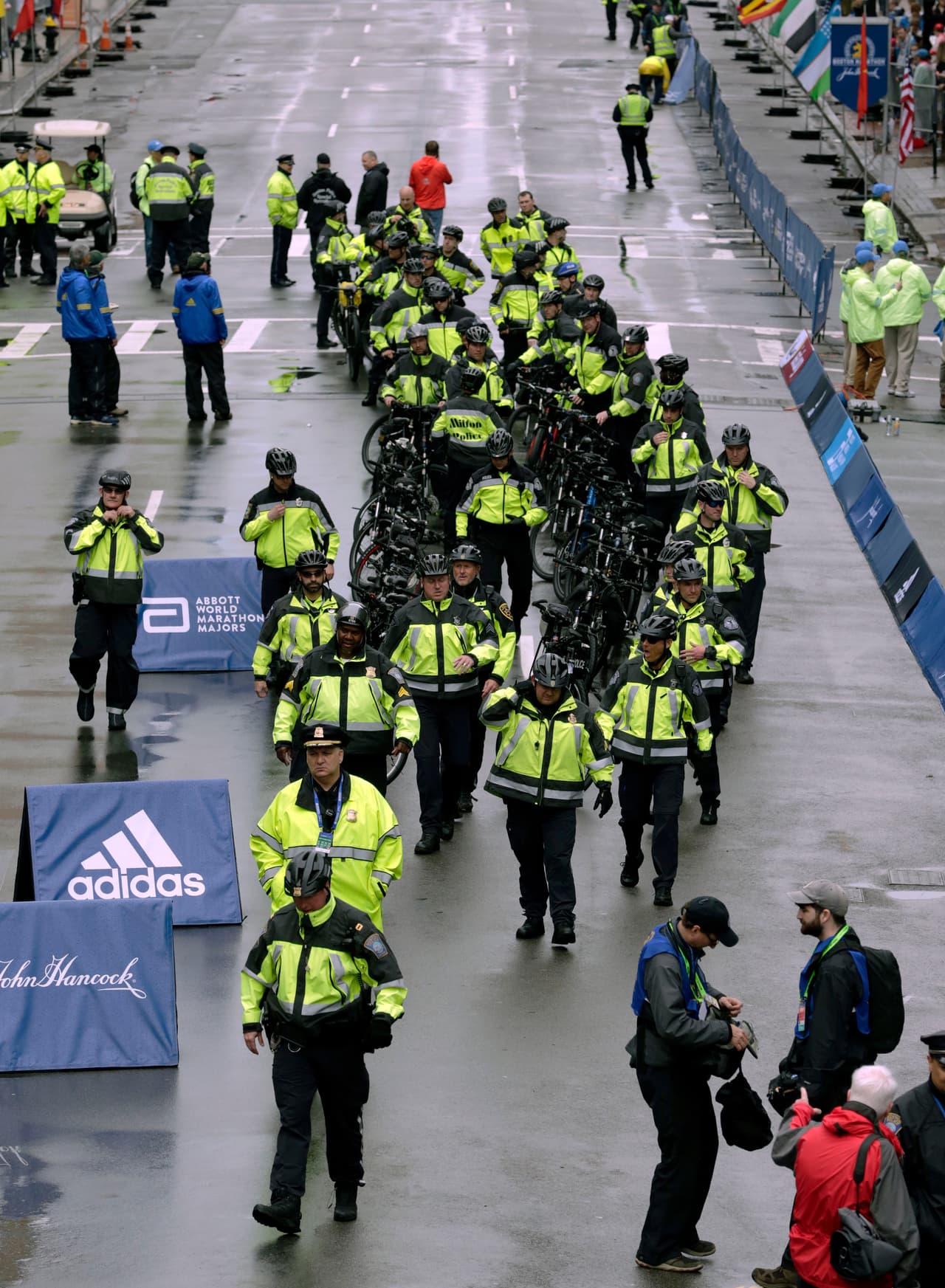 La lluvia fue una inesperada invitada en el Maratón de Boston y obligó a la espera de los participantes en una jornada en la que la seguridad previa estuvo a tope para ofrecer garantías.