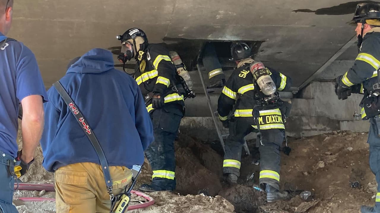 En las 
<a href="https://www.facebook.com/143508452345027/posts/5016167078412449" target="_blank">fotos publicadas en redes sociales</a>, los Bomberos mostraron dónde alguien quitó un panel de la estructura y se había ido a vivir adentro de esta.