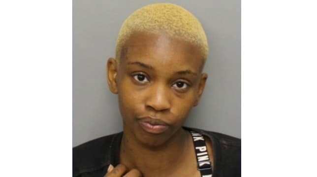 Arrestan a una madre del condado de Cobb por presuntamente golpear a su hijo con una escoba