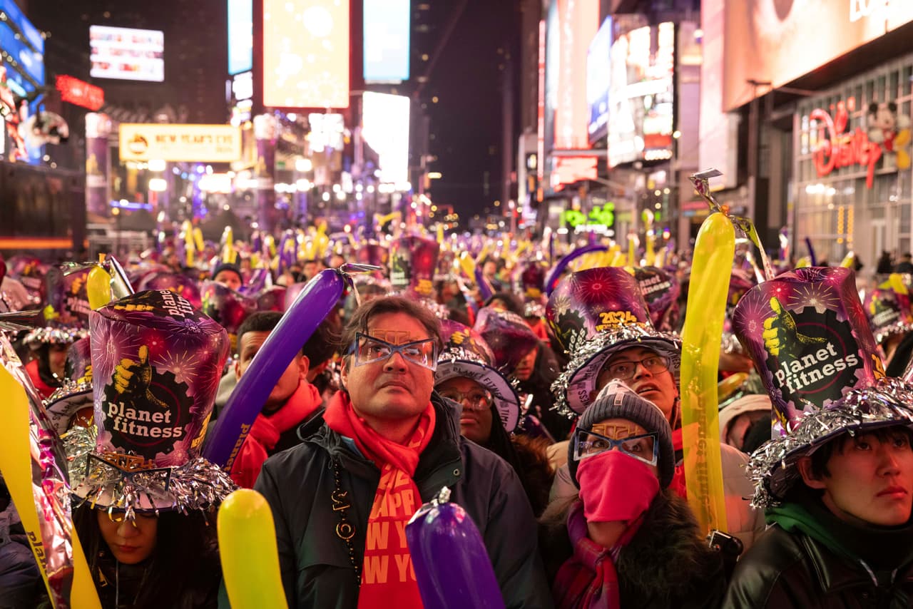 Miles de personas disfrutaron del espectáculo y dieron la bienvenida al 2024 en Times Square.