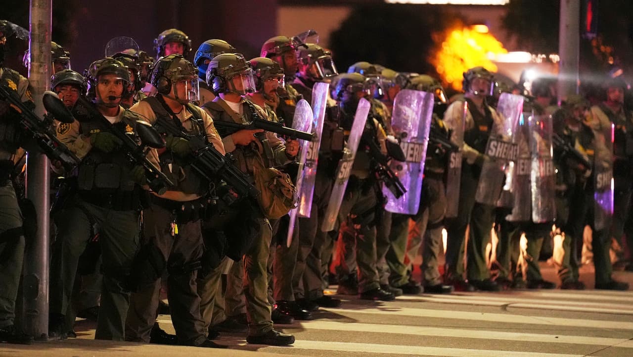 Toque de queda en el centro de Los Ángeles se mantiene por tercera noche consecutiva tras casi 400 arrestos