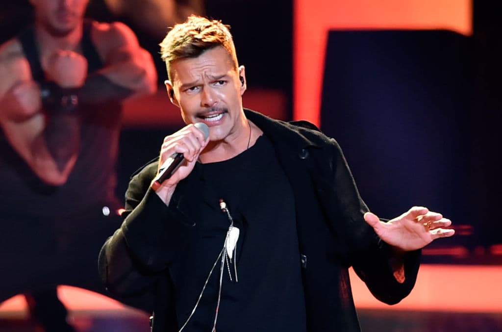 <b>Ricky Martin</b>
<br>‘Liivin la vida loca’, ‘She bangs’ y ‘Come with me’ son canciones que dispararon a Ricky Martin en las listas. Además de cantar la canción oficial del Mundial de Francia 1998.