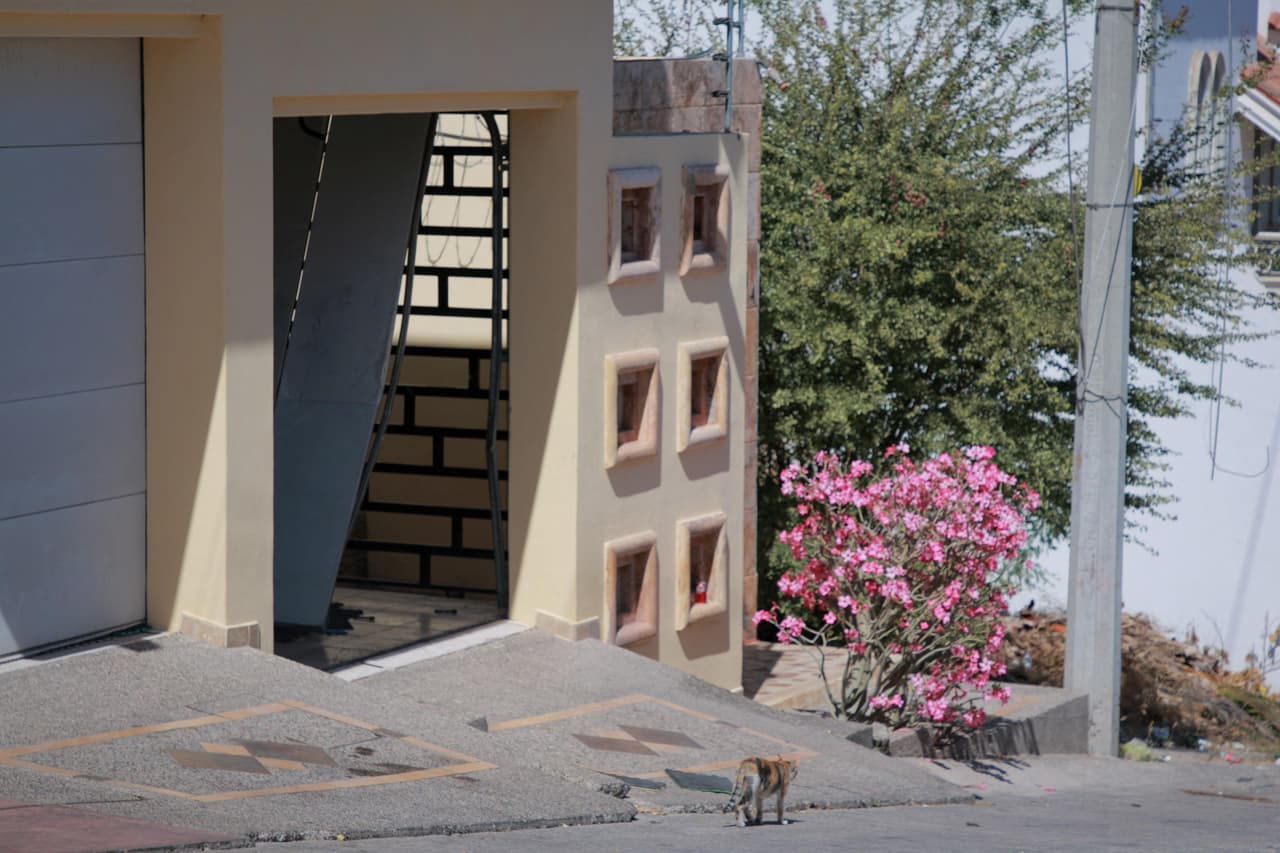 Otras 
<b>cuatro personas resultaron heridas</b>; más de un centenar, que se encontraba dentro del centro de readaptación, resultó ilesa.