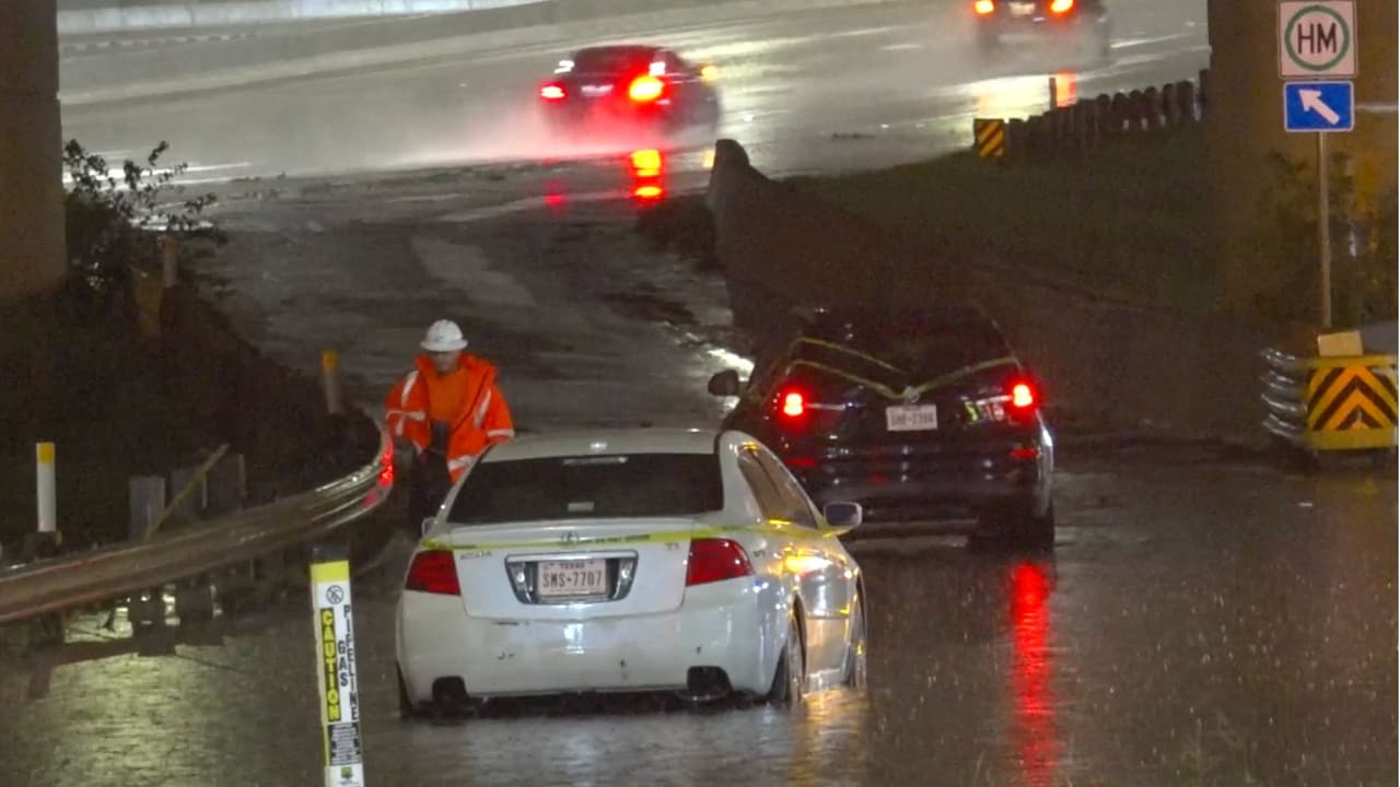 El reporte de autos varados en zonas inundables han obligado a las autoridades a trabajar durante esta madrugada en cierre de vías y hasta algunos rescates. Esto fue en la zona de la 635 y Royal Lane.