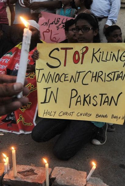 Pakistán amaneció conmocionado por la peor matanza cometida por los talibanes contra la comunidad cristiana, que costó la vida a más de ochenta personas y pone en jaque la estrategia de diálogo del Gobierno con los radicales. El último recuento ha elevado a 82 el número de fallecidos, que aún puede subir dado el estado crítico de varios de los más de 140 heridos ingresados en hospitales de la localidad noroccidental de Pesháwar, en una de cuyas iglesias se produjo la masacre. "No teníamos palabras ante el horror que teníamos delante", explicó hoy a Efe el director de la Liga Interconfesional de Pakistán (APIL), el cristiano Sayid Ishaq, quien visitó ayer junto a diversas autoridades regionales a las víctimas hospitalizadas. "No es solo un atentado contra nuestra minoría, sino también contra la humanidad de este país", dijo Ishaq, quien calificó la situación tras el ataque "como la peor sufrida hasta ahora por los cristianos paquistaníes".