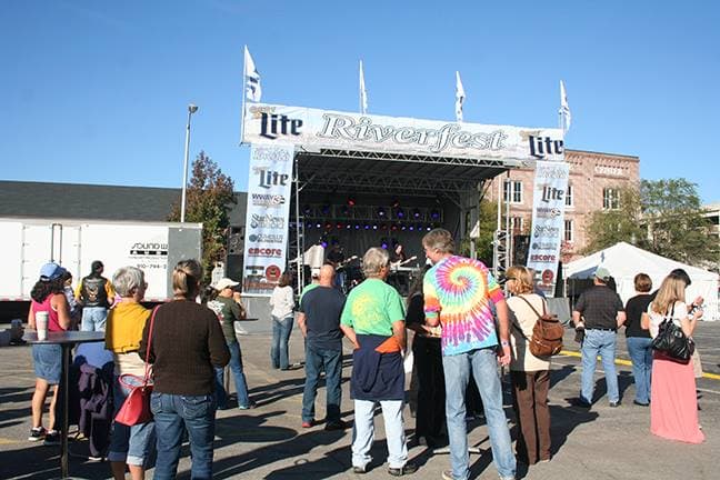 <b><a href="https://wilmingtonriverfest.com/">Wilmington Riverfest (7 al 9 de octubre)</a></b>. Celebrado todos los años el primer fin de semana de octubre, Wilmington Riverfest atrae a casi un cuarto de millón de visitantes cada año. Ubicado a lo largo del pintoresco paseo marítimo de la ciudad en el río Cape Fear, el evento familiar incluye artesanías de vendedores locales, conciertos de música en vivo, mucha comida, un área de juegos para niños y un increíble espectáculo de fuegos artificiales el sábado por la noche.