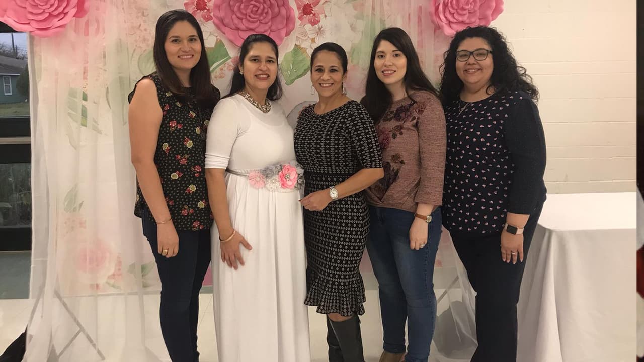 Gabriela Guevara, del departamento de edición de video de Univision 45, con sus hermanos Elena, Claudia, María y Diana