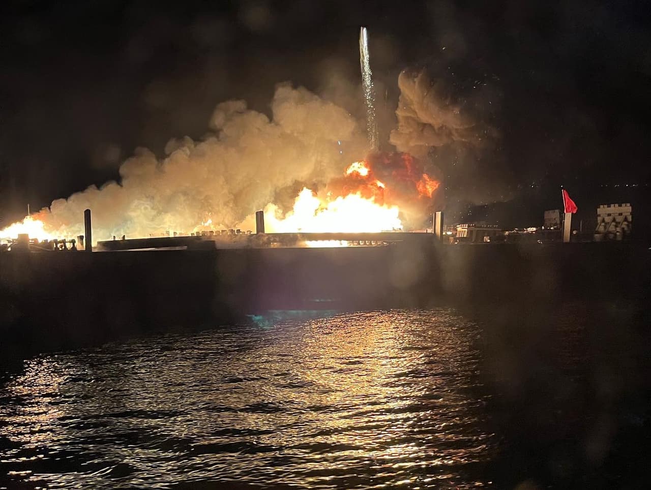 Se incendia barco durante show del 4 de Julio en Nueva York