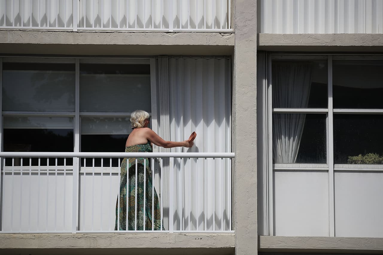 <a href="http://www.univision.com/noticias/huracan-irma/minuto-a-minuto-gobernador-de-florida-urge-a-salir-ya-de-las-zonas-de-evacuacion-obligatoria-esto-es-peor-que-andrew">Ante la inminencia de la llegada del huracán Irma a Florida</a> los organismos recomiendan blindar las ventanas de tu casa, poner dentro todo los muebles y elementos que se mantengan afuera, estar seguro de llenar el tanque de gasolina de tu auto, tener todos los teléfonos celulares cargados y si es posible tener pilas extras recargadas.