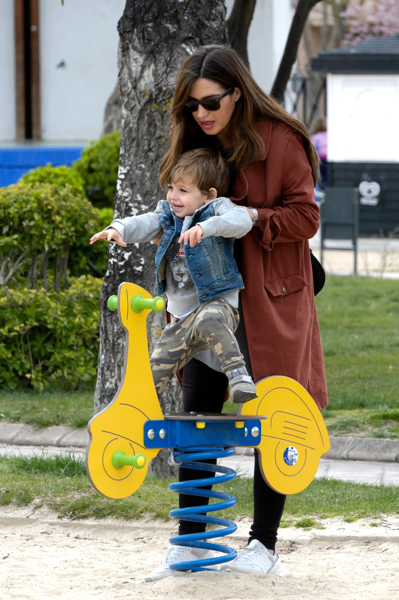 Sara aún tiene fuerza para cargar a su hijito.