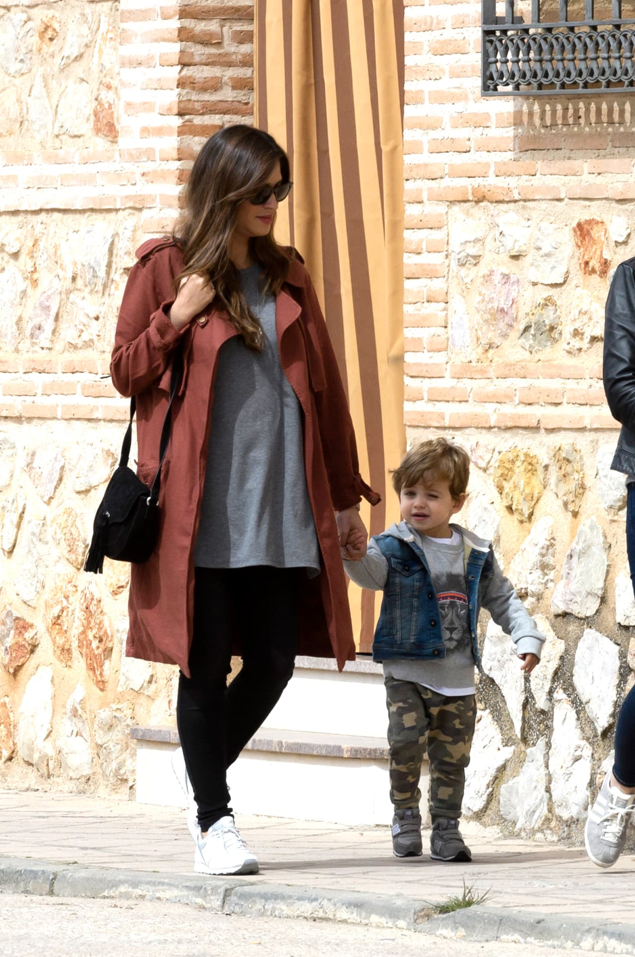 Junto a su familia está pasando unas vacaciones en Madrid.