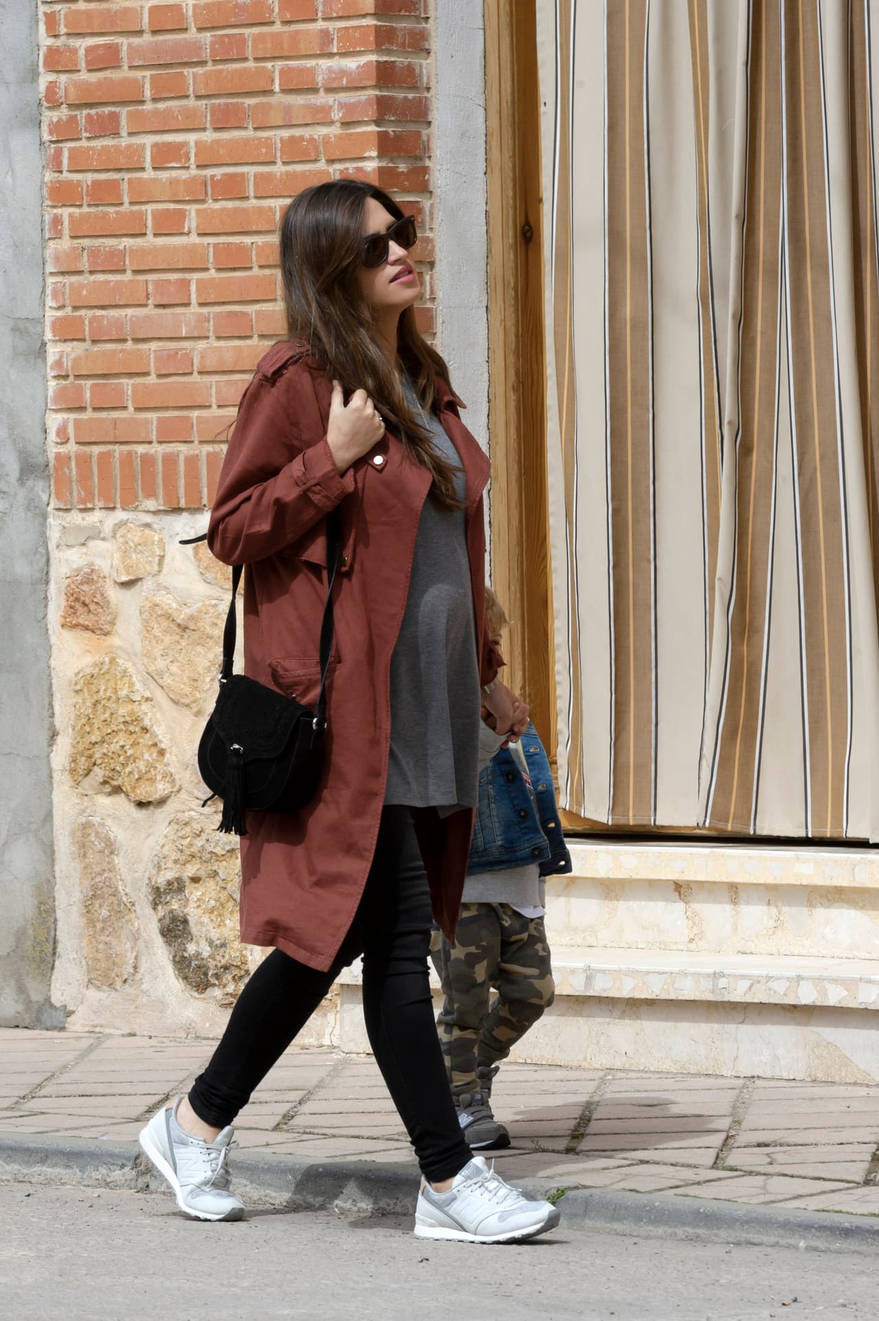 La periodista española fue captada por los paparazzi mientras llevaba a su hijo Martín al parque.