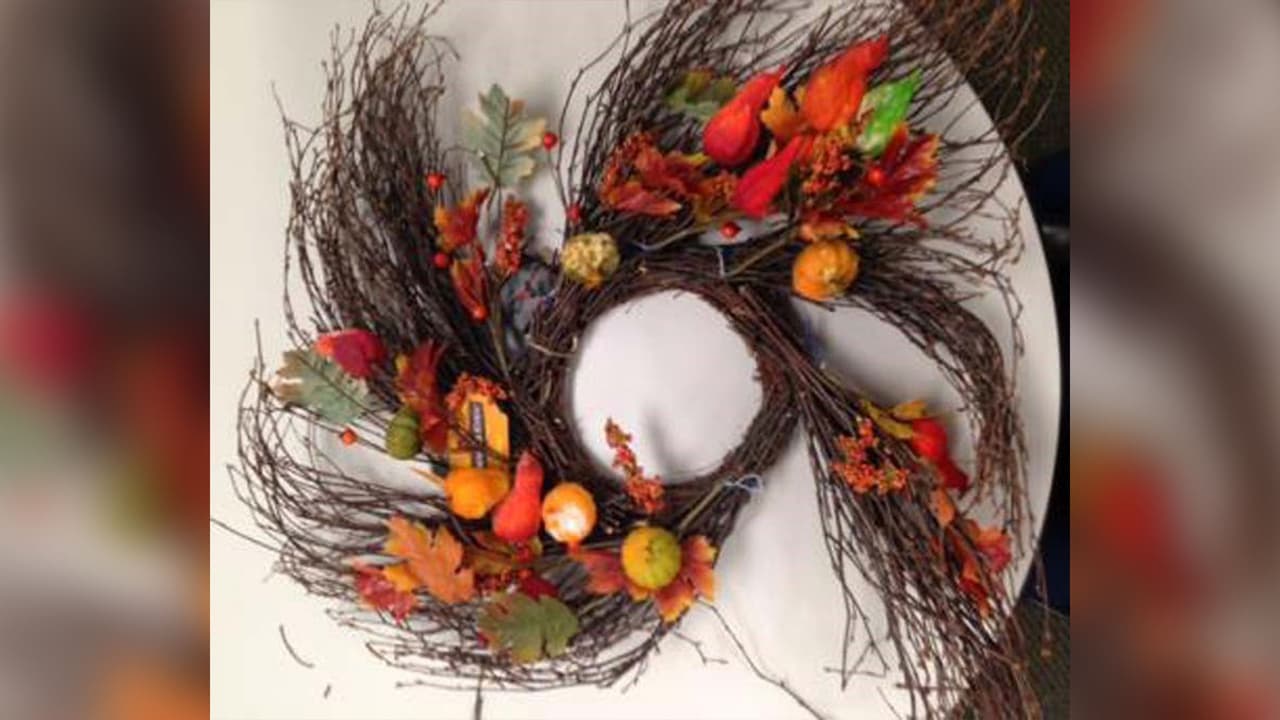 Gardeners Eden Light-Up Decorations Recalled by TJX.
<br>El cableado expuesto cerca de la caja de la batería en esta decoración puede provocar un cortocircuito, lo que representa un peligro de incendio.
<br>Fechas de venta: agosto de 2013 a septiembre de 2013.
<br>Contacto: TJX al 800-926-6299 o
<a href="https://tjmaxx.tjx.com/store/index.jsp" target="_blank">en línea</a>. En
<a href="https://www.marshalls.com/us/store/index.jsp" target="_blank">www.marshalls.com</a> y
<a href="https://www.homegoods.com/" target="_blank">www.homegoods.com</a>.