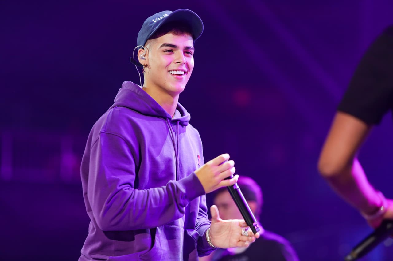 Lunay hará su debut en Premios Juventud y para los ensayos optó por una sudadera color púrpura y una gorra azul.