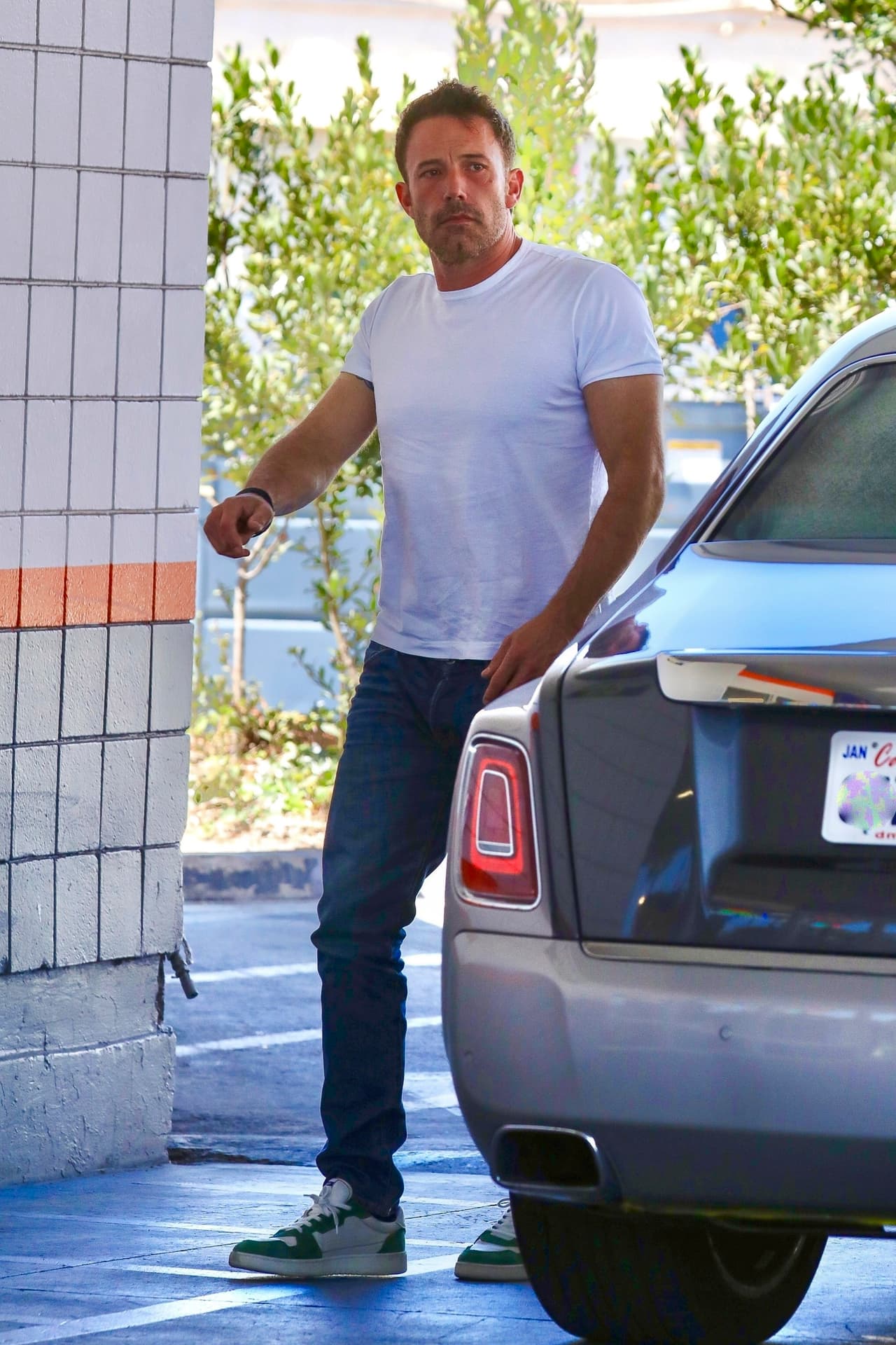 Según la agencia The Grosby Group, el actor lo tomó prestado después de que su Tesla modelo S Plaid fue remolcado por una grúa afuera de su mansión de Beverly Hills.
<br>