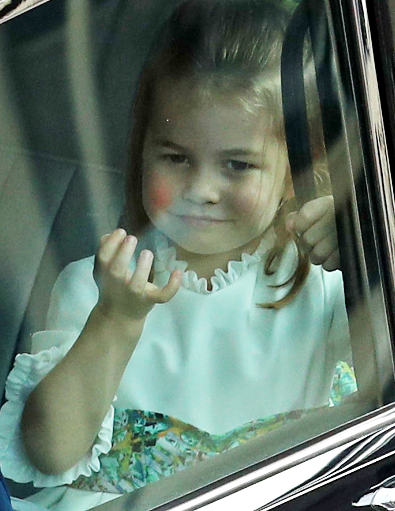 Parecía feliz de participar en otra boda real. Como algunos recordarán, Charlotte y su hermano George, también tuvieron un papel prominente en 
<b><a href="https://www.univision.com/estilo-de-vida/bodas/revive-la-boda-del-principe-harry-y-meghan-markle-asi-te-la-contamos">la boda del príncipe Harry, su tío paterno, el pasado 19 de mayo.</a></b>