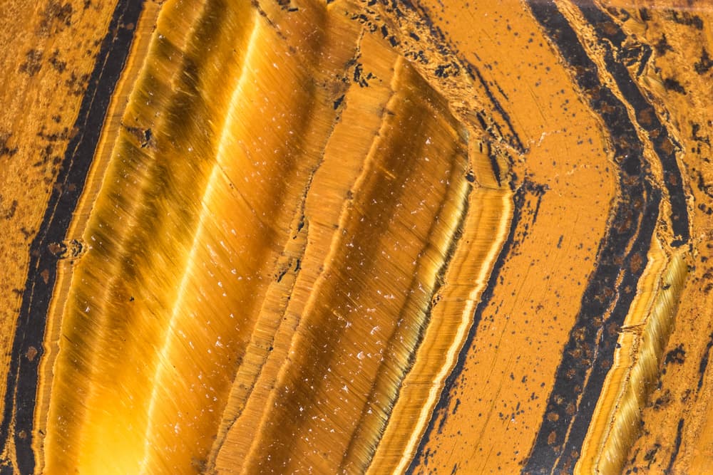 Pero quizá el mito más extraño sobre el ojo de tigre es que era usado como amuleto por infinidad de ladrones, ya que se creía que les brindaba suerte a la hora de sus crímenes y fechorías. También era querida por tahúres y adictos al juego, porque era buen amuleto en el azar. Por eso mismo, también era una de las piedras más robadas.