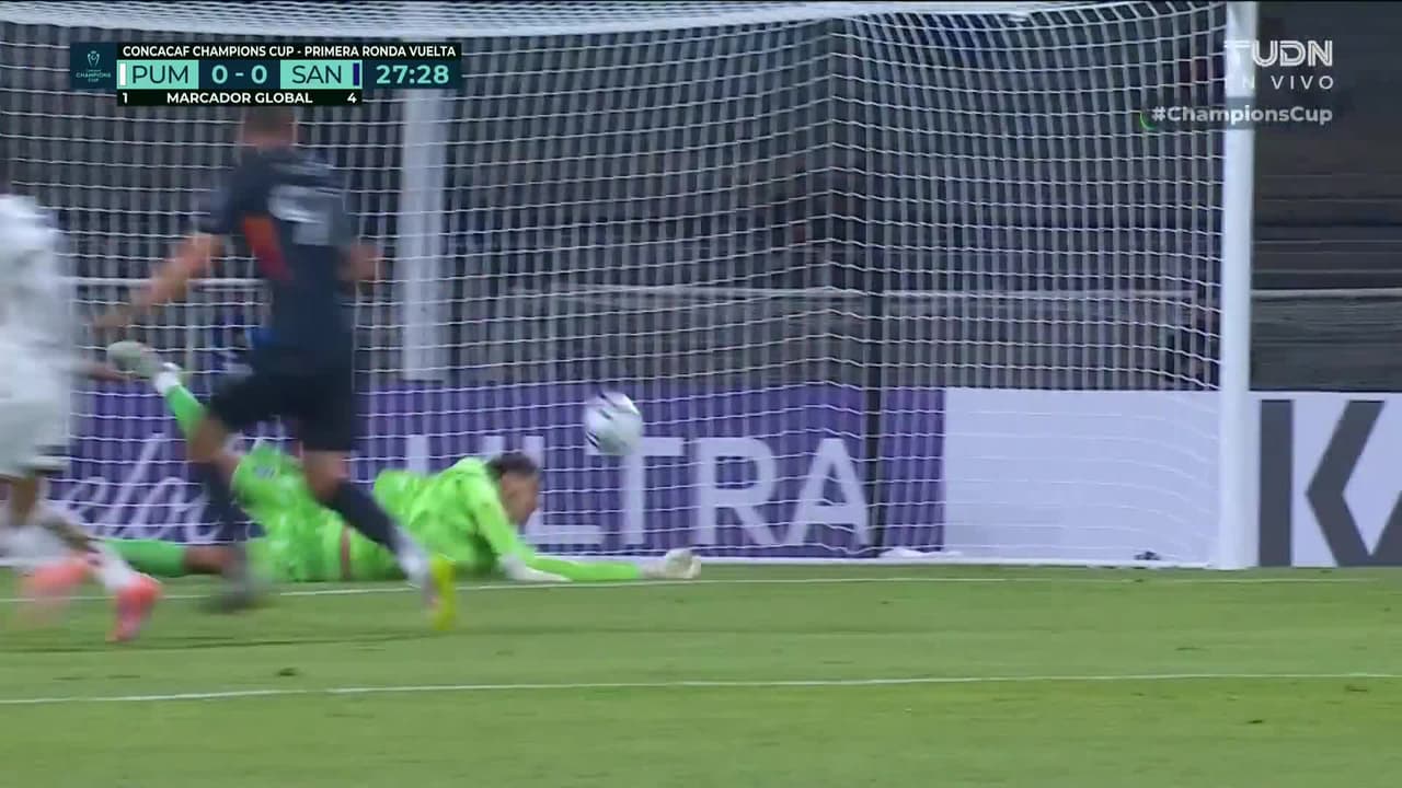 ¡Enorme Sisniega! El arquero le ganó el mano a mano a Juninho