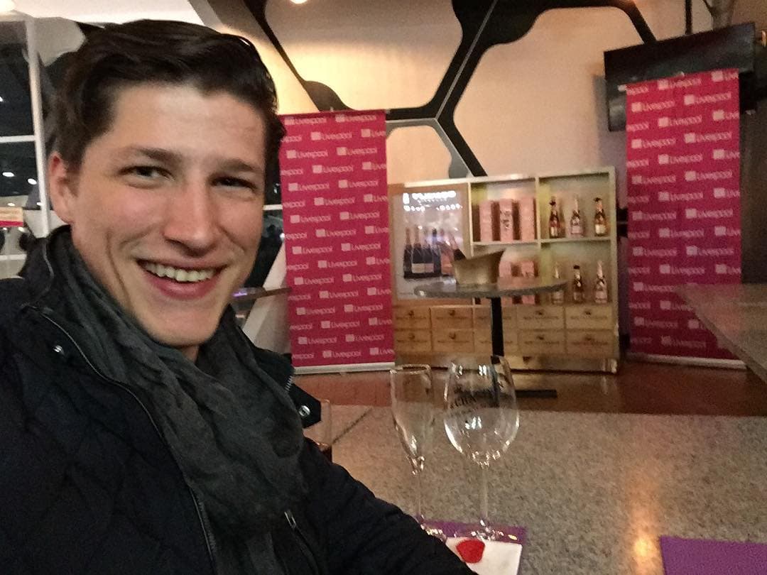 El joven, que cumplió 29 años en junio de 2021, ha enamorado a los fans de su mamá con sus fotos, aunque él mantiene su perfil social privado.