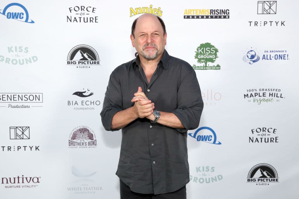 Jason Alexander estuvo desde 1989 hasta 1998 en la serie ‘Seinfeld’ y desde entonces ha tenido una larga carrera actoral. Actualmente aparece como Asher Friedman en la serie de drama ‘The Marvelous Mrs. Maisel’ ambientada en los años 50 y en ‘Young Sheldon’ como Mr. Lundy.