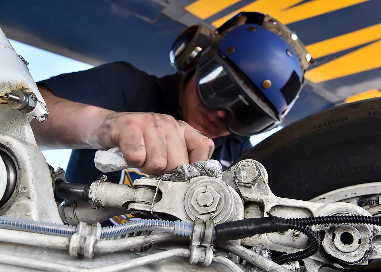 Cada pieza de las naves son revisadas por los igenieros calificados del equipo.