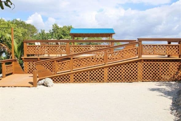 Está a tan solo seis minutos en barco desde el municipio de Salinas. Tiene una sola casa que cuenta con tres habitaciones. La misma funciona solo con energía solar. (Fotos: http://puertoricosothebysrealty.com/)