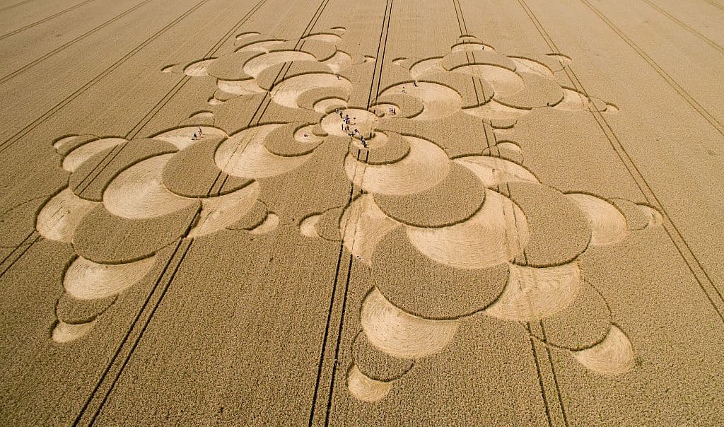 También se ha referido que los creadores de estos grandes diseños trabajan siempre de noche, en grupo de personas, sin mucha iluminación, planeando específicamente qué quieren crear y se retiran antes del amanecer, para crear el efecto que se hizo "de la noche a la mañana" y contribuir al mito extraterrestre.