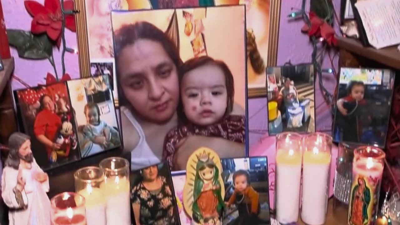 La familia de Marisol ha colocado un altar con la imagen de la Virgen de Guadalupe y fotografías de la mujer y su bebé.