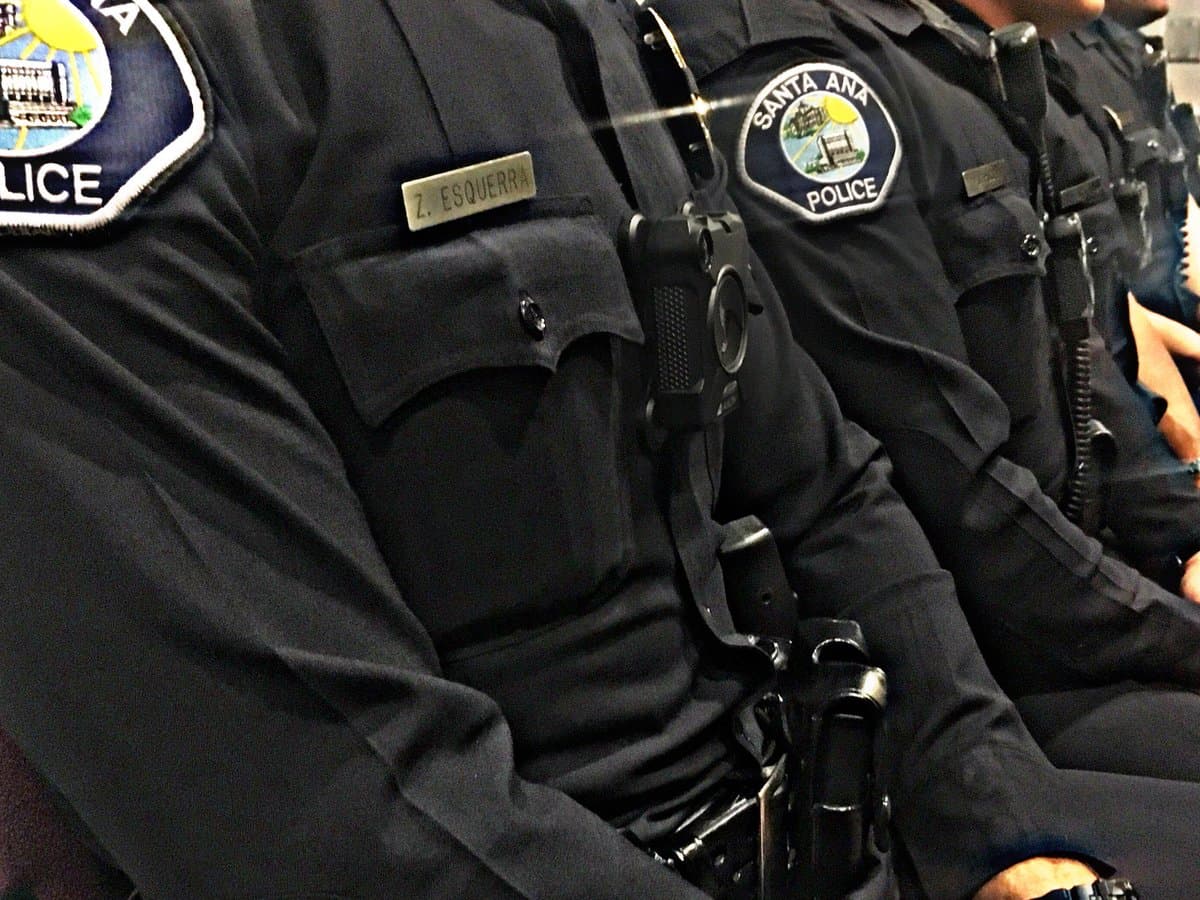 Aumentan el salario y los fondos policiales pese protestas en Santa Ana, California