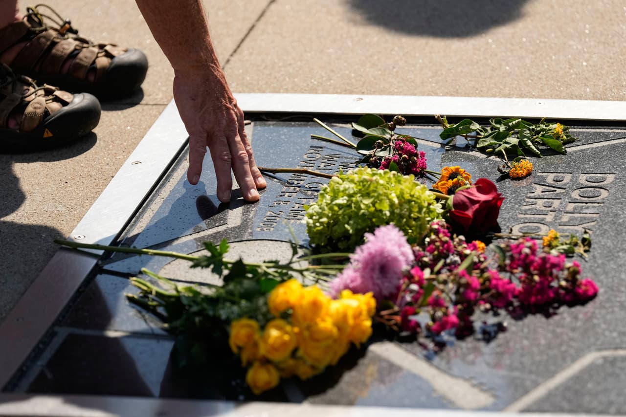 Michael Reynolds visita la estrella de Dolly Parton en el Music City Walk of Fame, frente al Country Music Hall of Fame, el martes 25 de agosto de 2026, en Nashville, Tennessee.