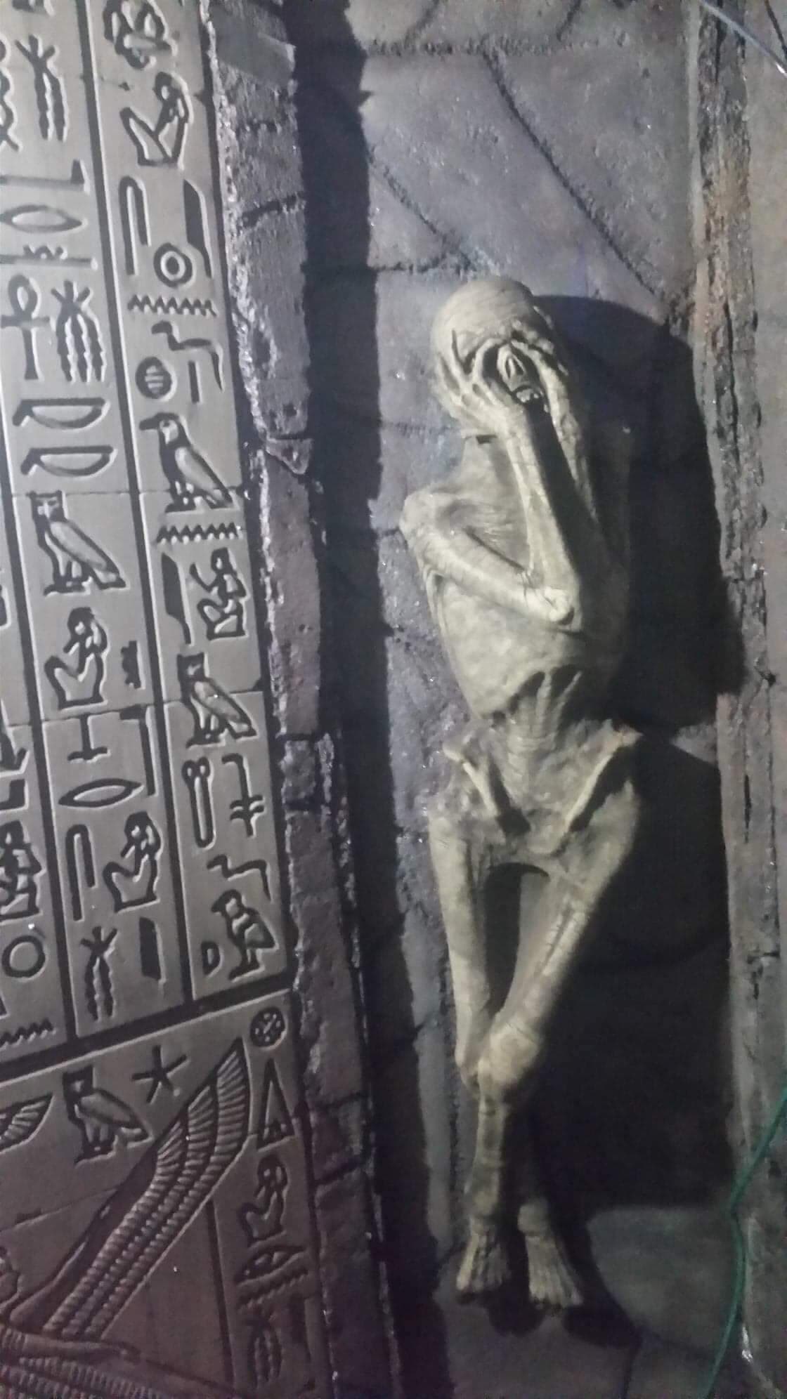 <b><a href="http://www.hauntedpyramids.com/">The Haunted Pyramids (Lawndale)</a></b>. Conocida por sus efectos especiales, esta casa embrujada tiene 6 espeluznantes atracciones interiores y al aire libre como 'The Carnival of Terror', 'The Abandoned' y 'Dr. Venom's Snake Pit'.