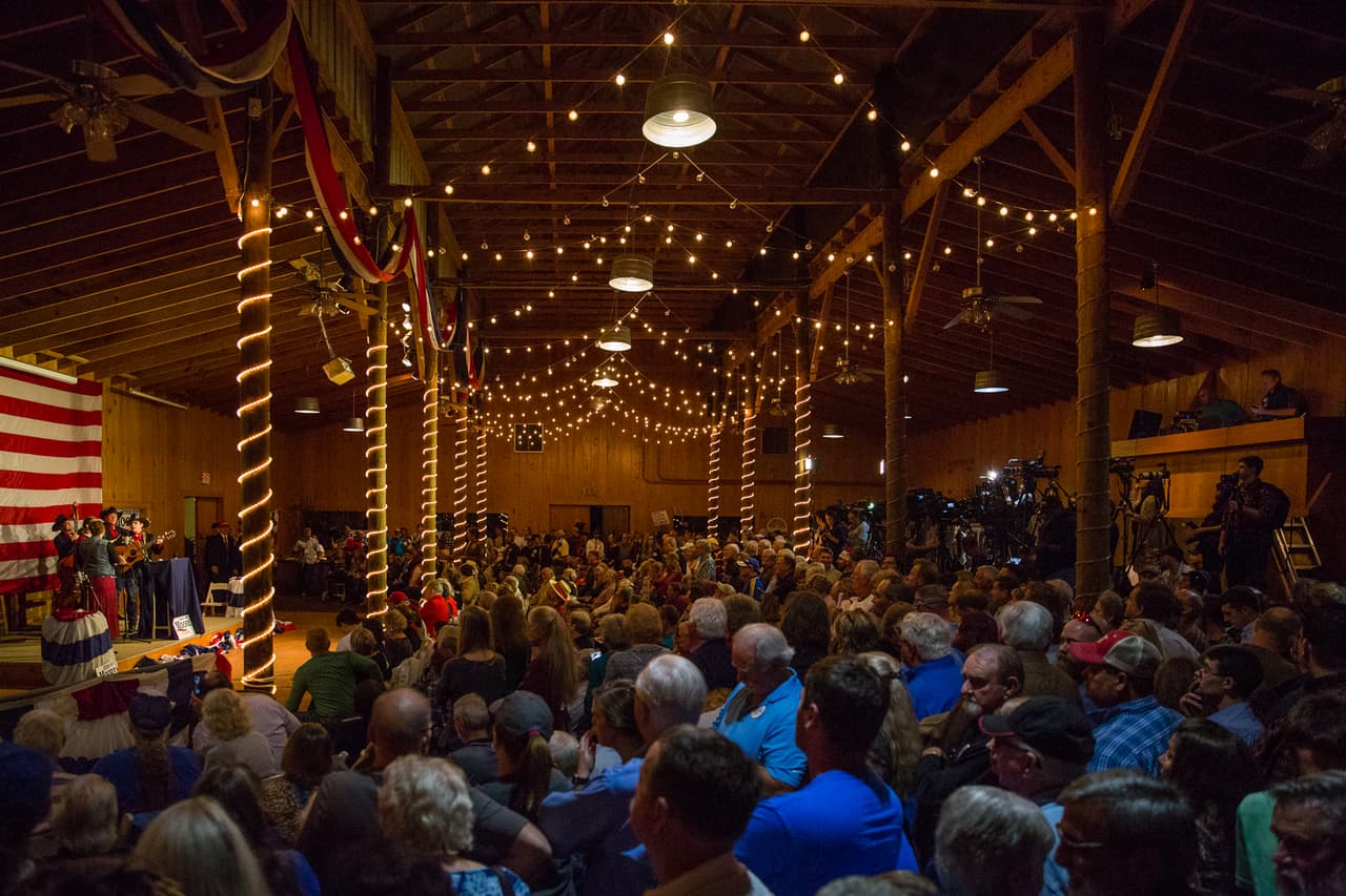 Cerca de 500 personas colmaron un granero donde se realizó el acto de campaña de Roy Moore.