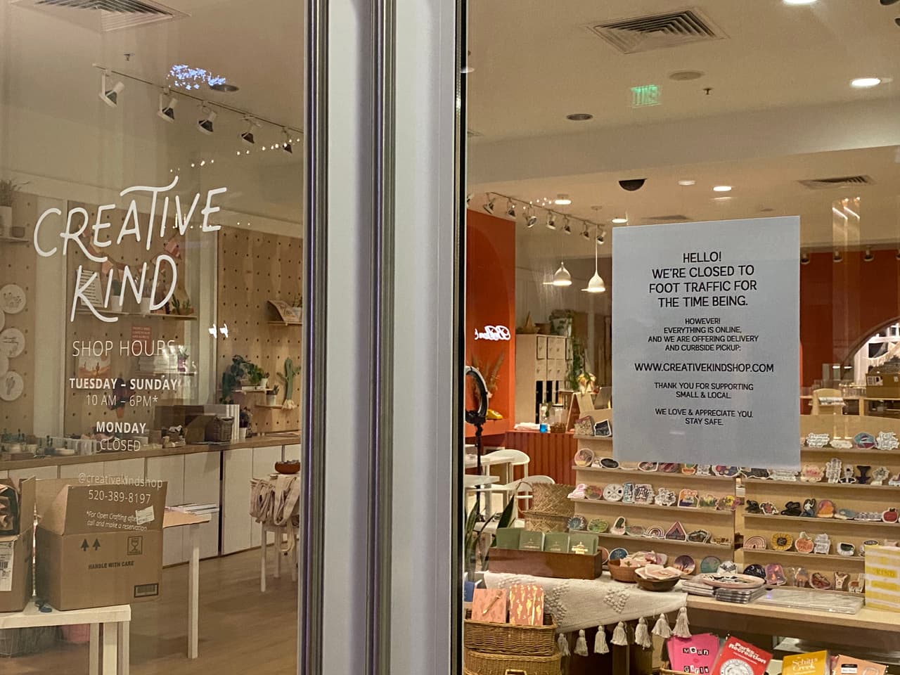 Durante el cierre esta tieda ofreció el servicio para recoger afuera pero aclara que no esta abierta para el ingreso de clientes.