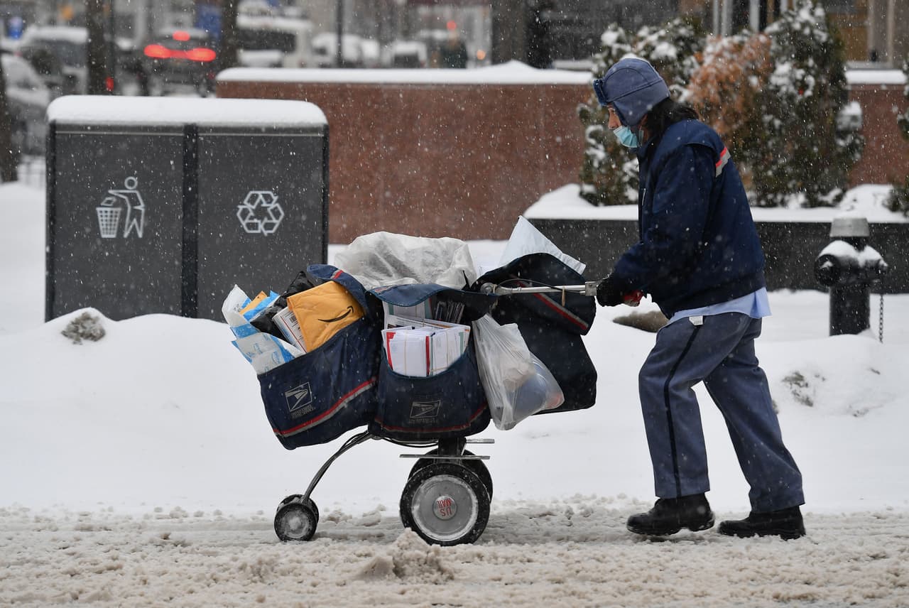Un cartero camina por la nieve
