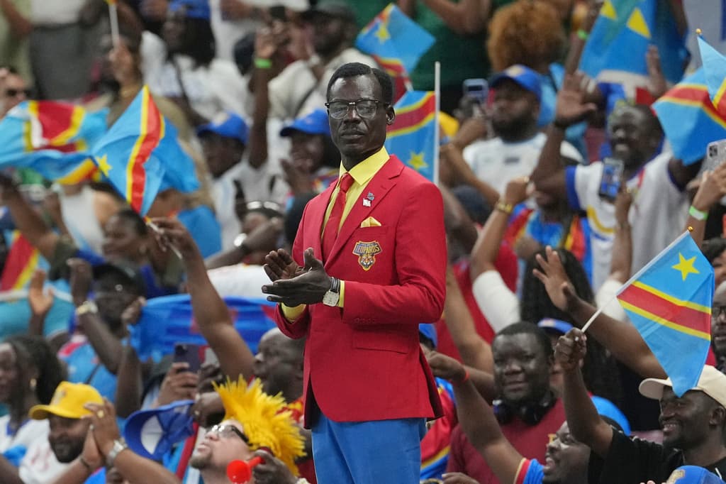 Lumumba Vea, la 'estatua viviente' del Congo, llega a Guadalajara para la Copa Mundial