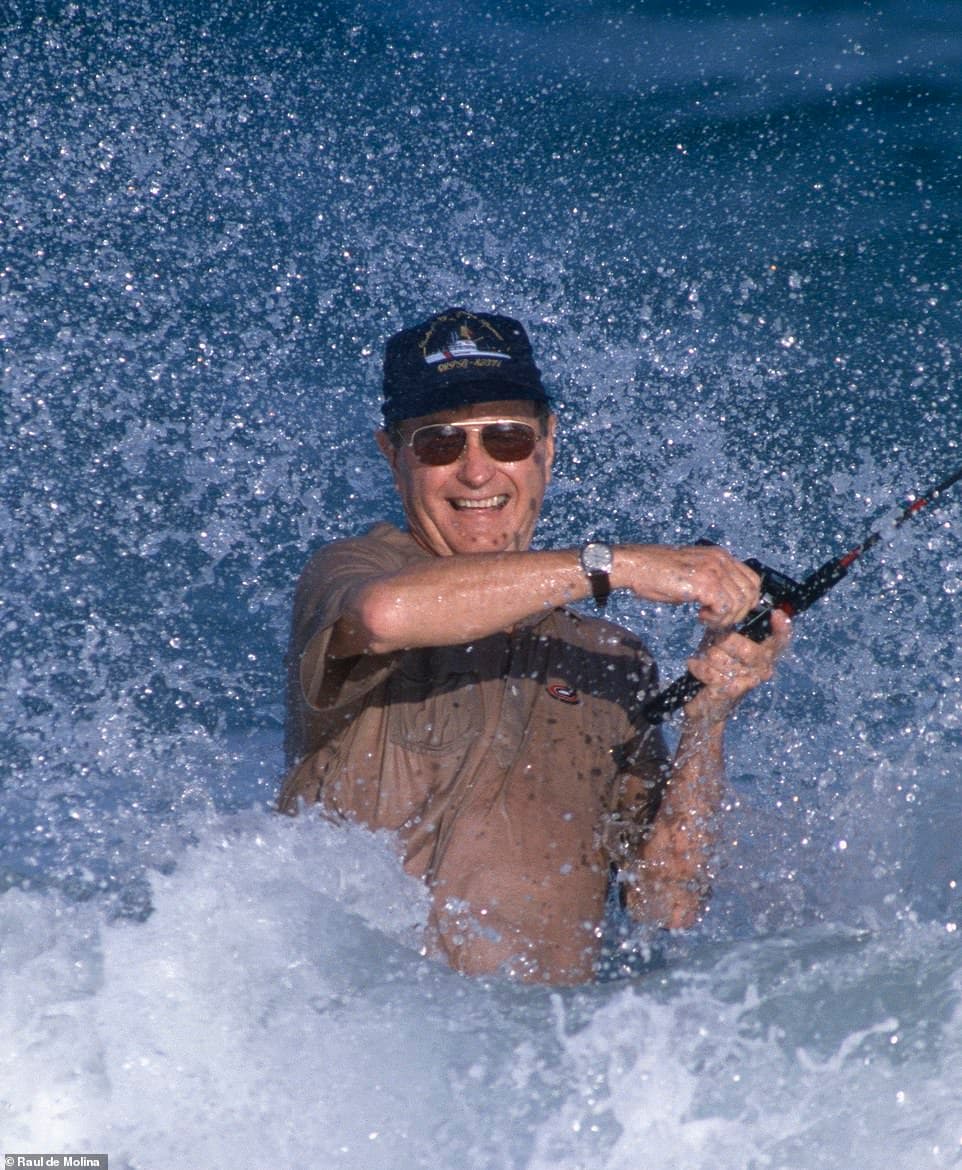 Por esta fotografía del presidente George H.W. Bush en 1989 pescando en Palm Beach, El Gordo logró un reconocimiento. “Esa foto fue ampliamente publicada y gané un premio a la mejor fotografía de noticias del año en la Asociación Nacional de Periodistas Hispanos en Washington D.C”, comentó Raúl, quien trabajaba para la Associated Press en aquel entonces.