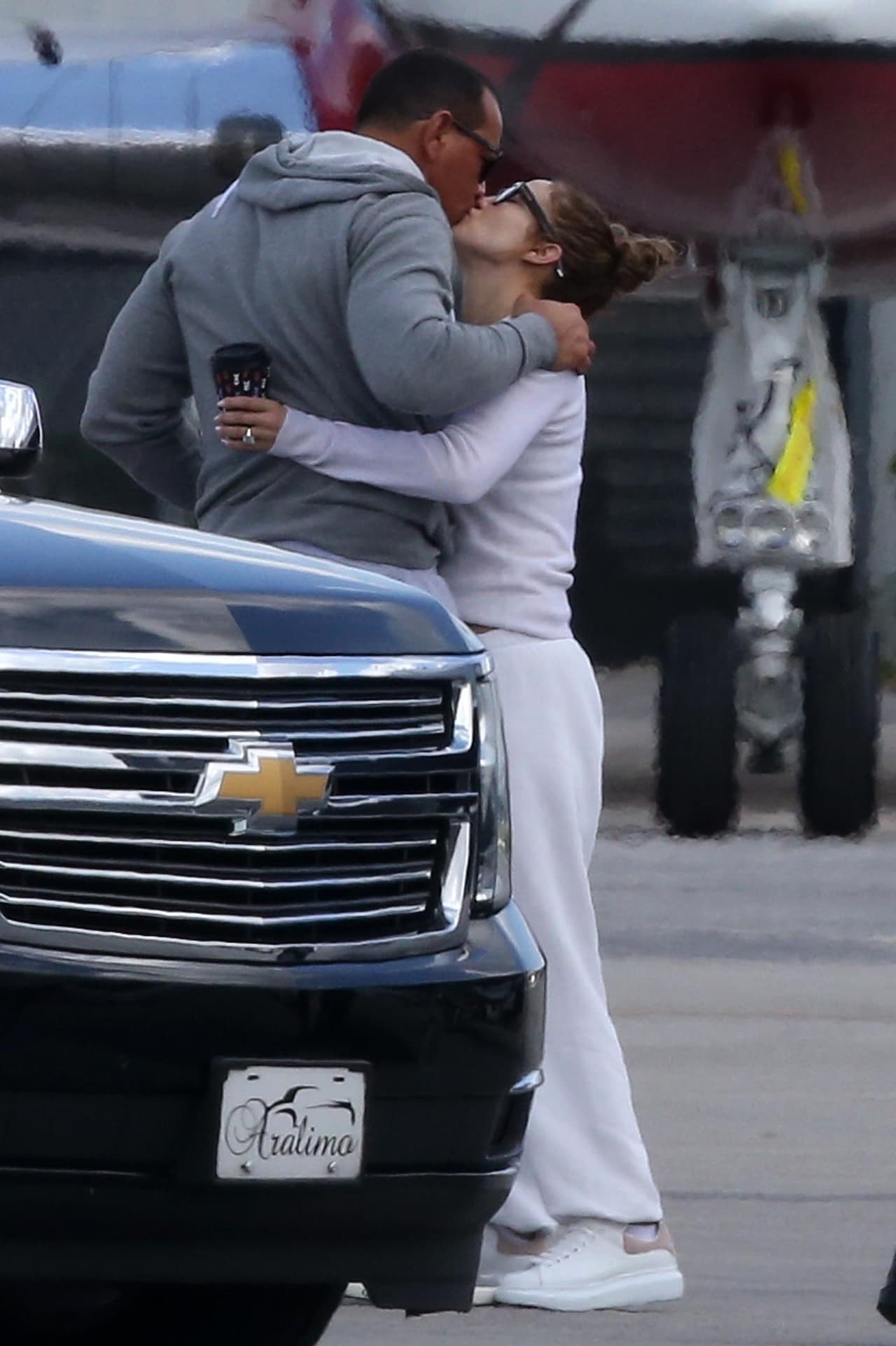 Hablaban, se abrazaban, se besaban y recordaban una que otra cosa, evitando el momento del adiós.