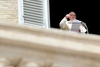 El papa Francisco, desde el balcón ante la multitud congregada en la Plaza de San Pedro.